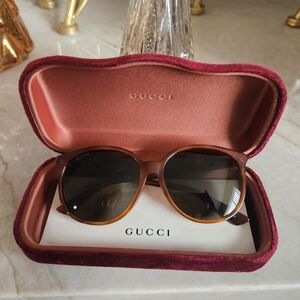 Never worn Gucci brown sunglasses